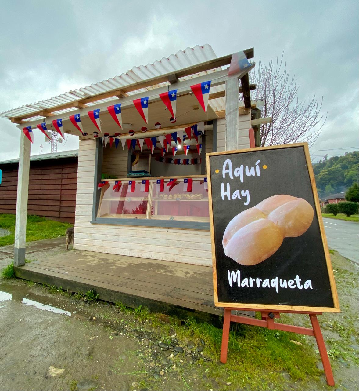 El primer carrito de Pan de Casa, decorado con banderas chilenas, con el que partió el negocio