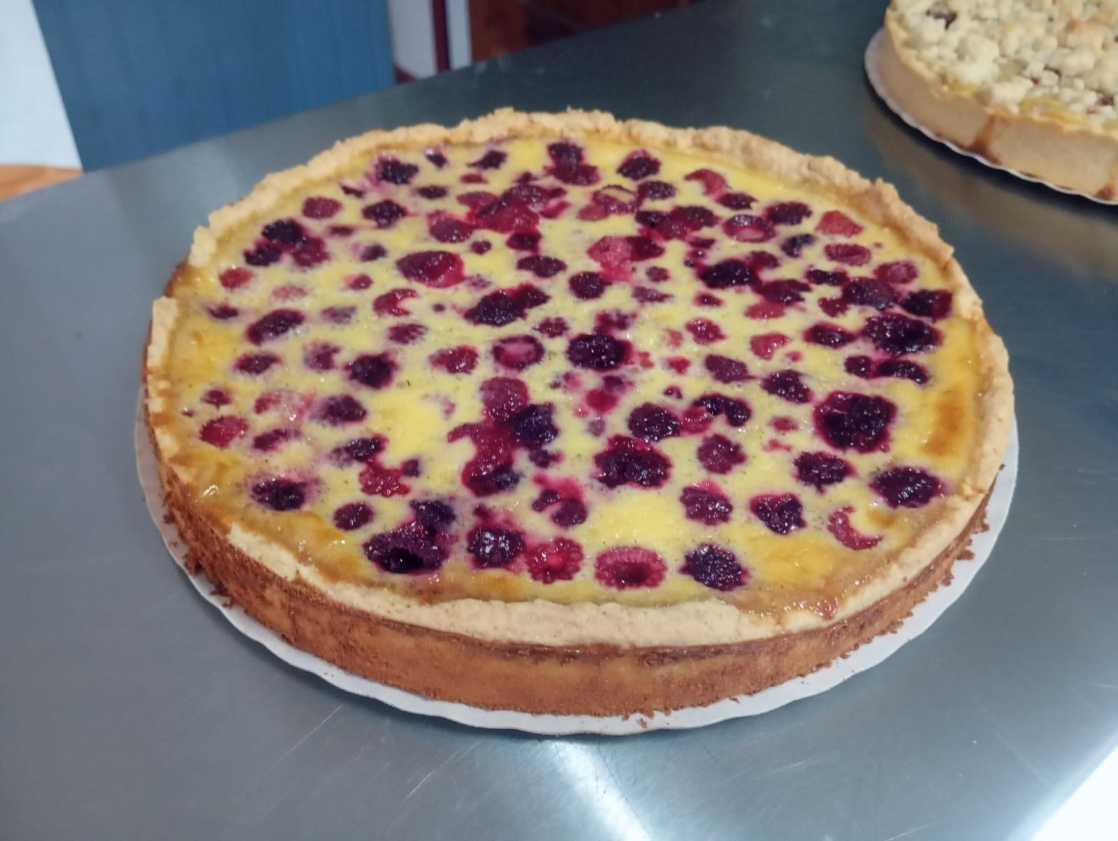 Kuchen de frutos rojos recién horneado en Pan de Casa, con base de masa quebrada
