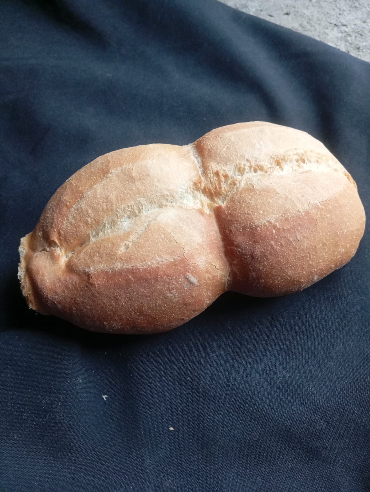 Marraqueta recién horneada de Pan de Casa, crocante por fuera y suave por dentro