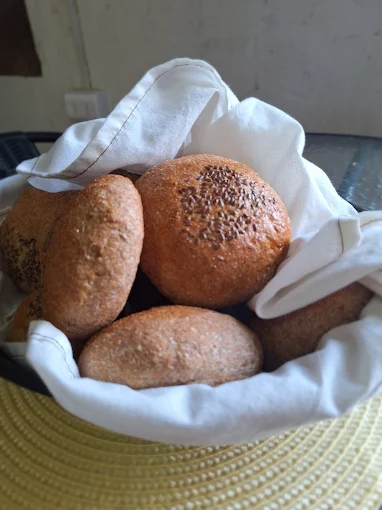 Pan artesanal de Pan de Casa recién horneado, marraqueta y hallulla hechas con receta propia