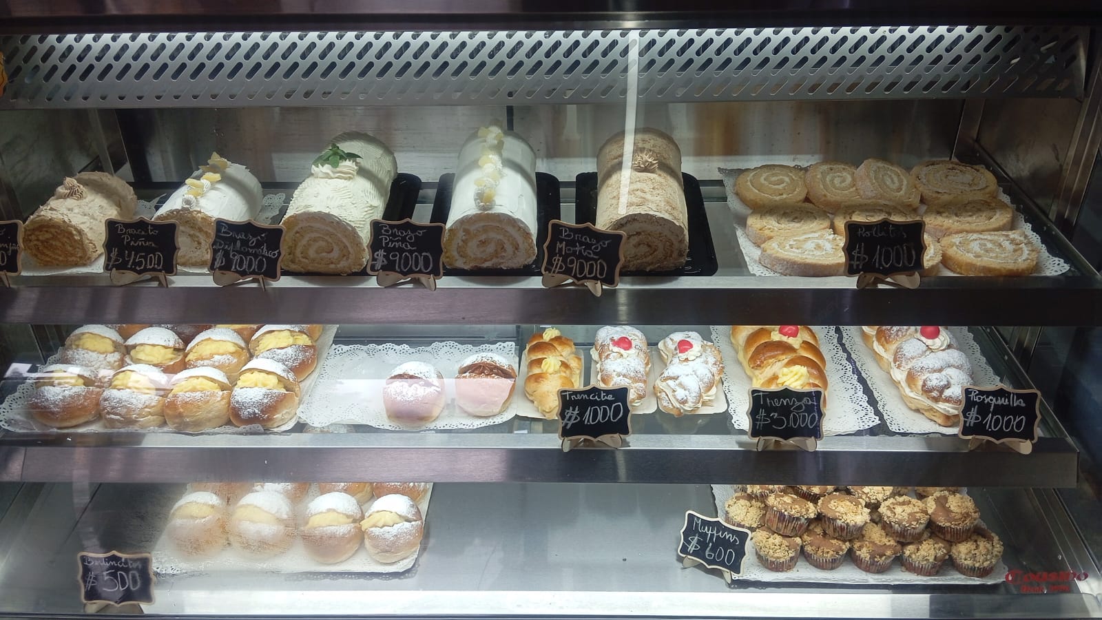 Vitrina de Pan de Casa con brazos de reina, berlines y otras pastelerías recién horneadas