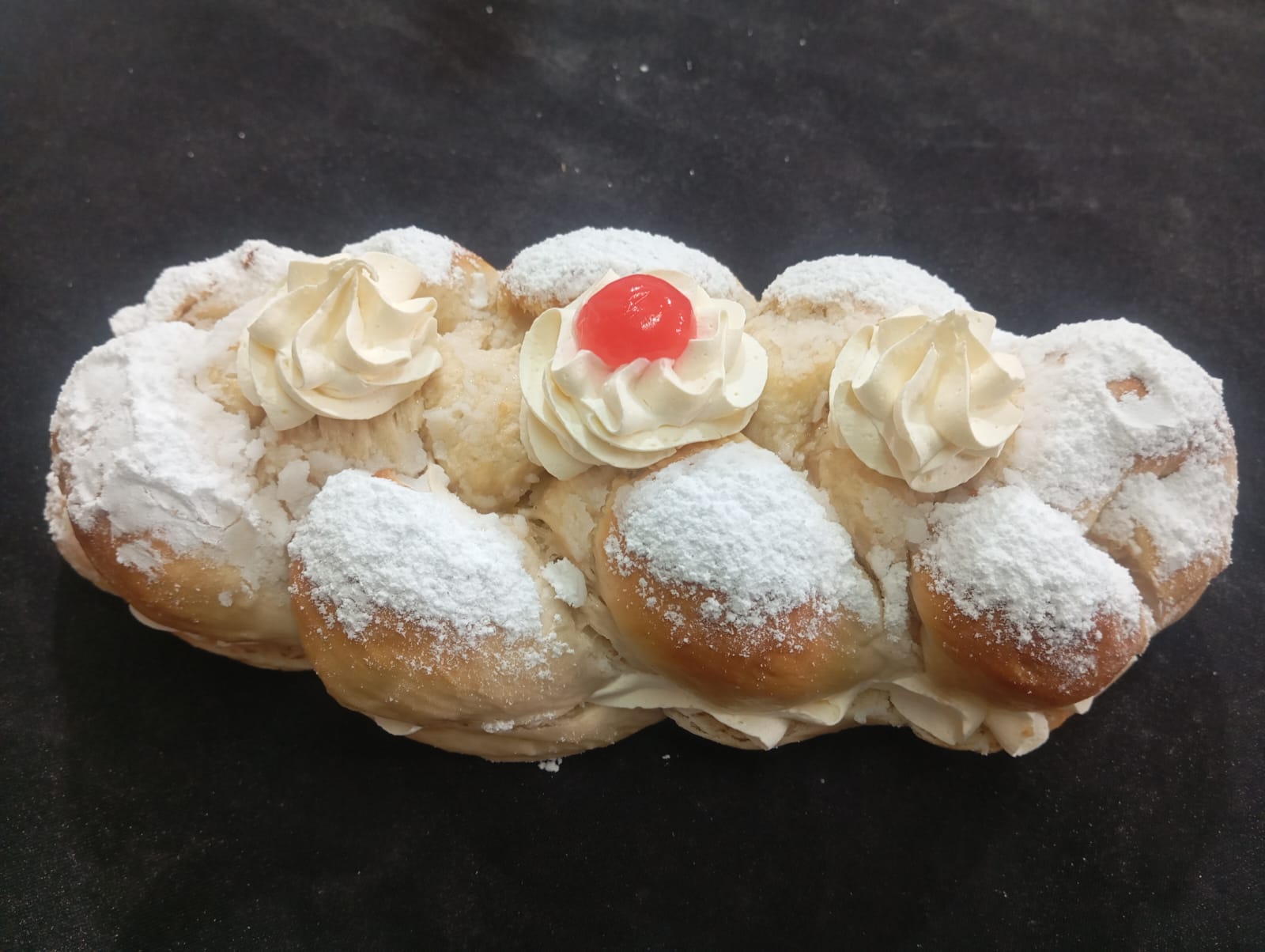 Trenza artesanal de Pan de Casa rellena con crema y frutos rojos